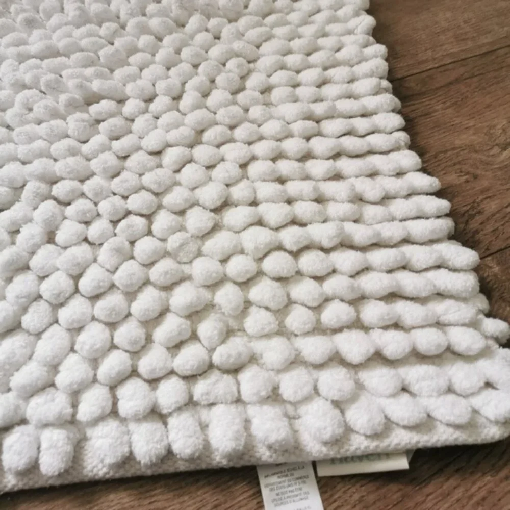 New Haven Tufted pebble bath rug